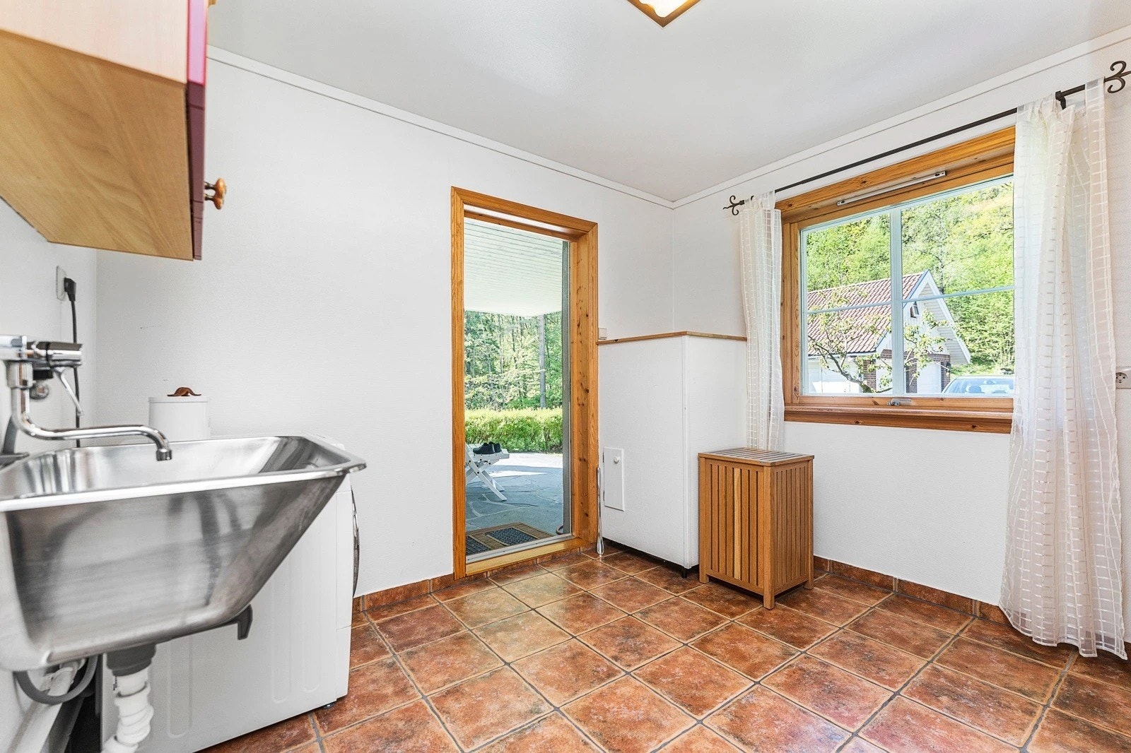 Kombinert hverdagsinngang og vaskerom. Galleribilde