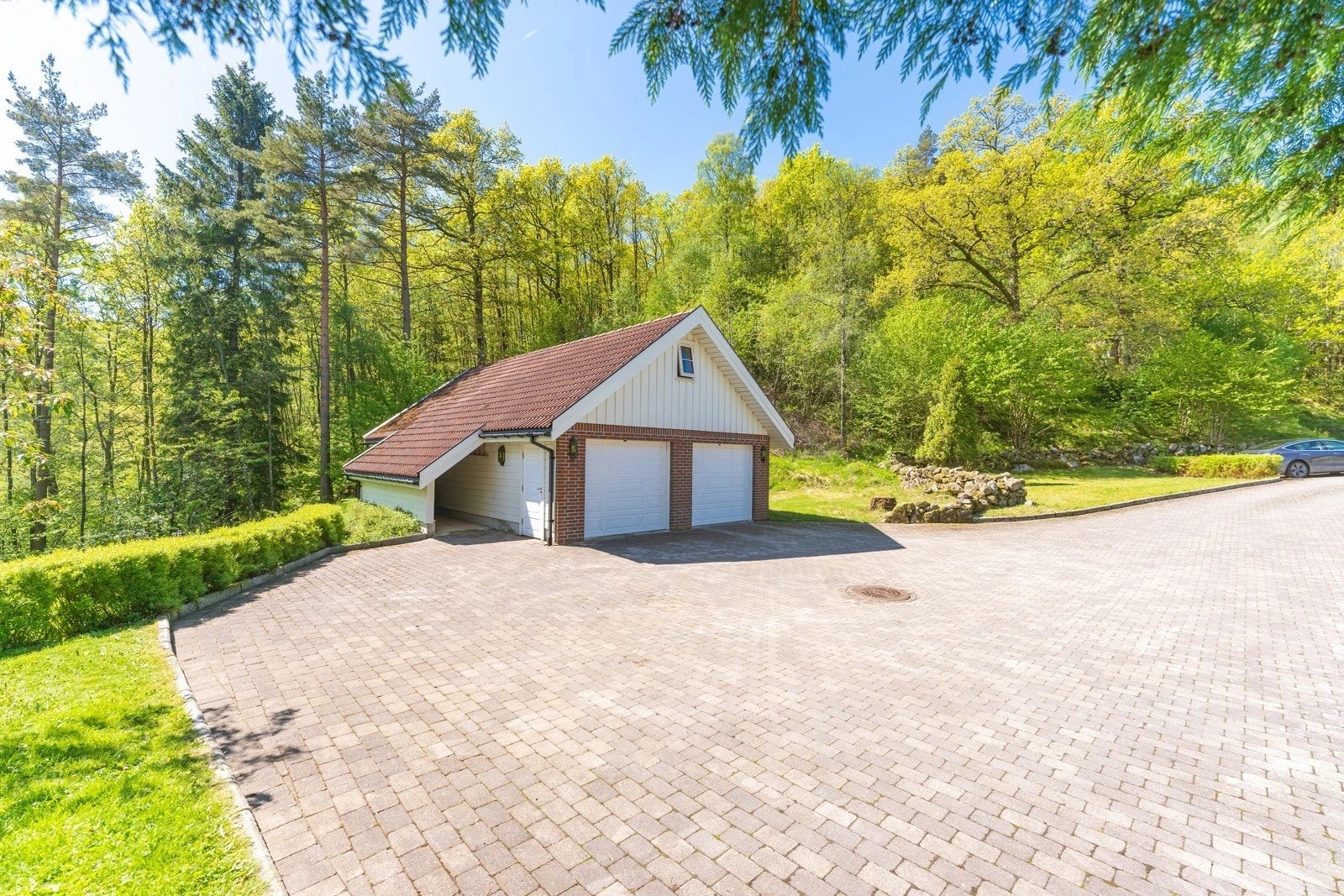 Fra huset mot garasje Galleribilde