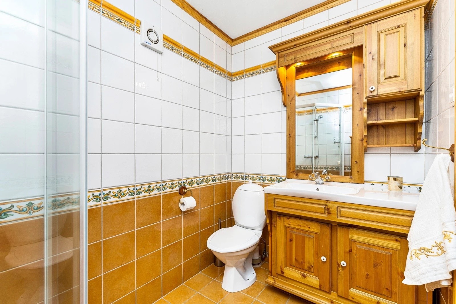 Bad underetasje, lokalisert innenfor vaskerom. Galleribilde