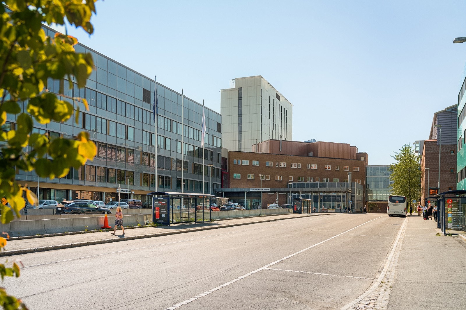 En av Nord-Norges største arbeidsplasser, Universitetssykehuset, er en kort spasertur unna. Det er kort vei til både matbutikker og busstopp fra leiligheten.