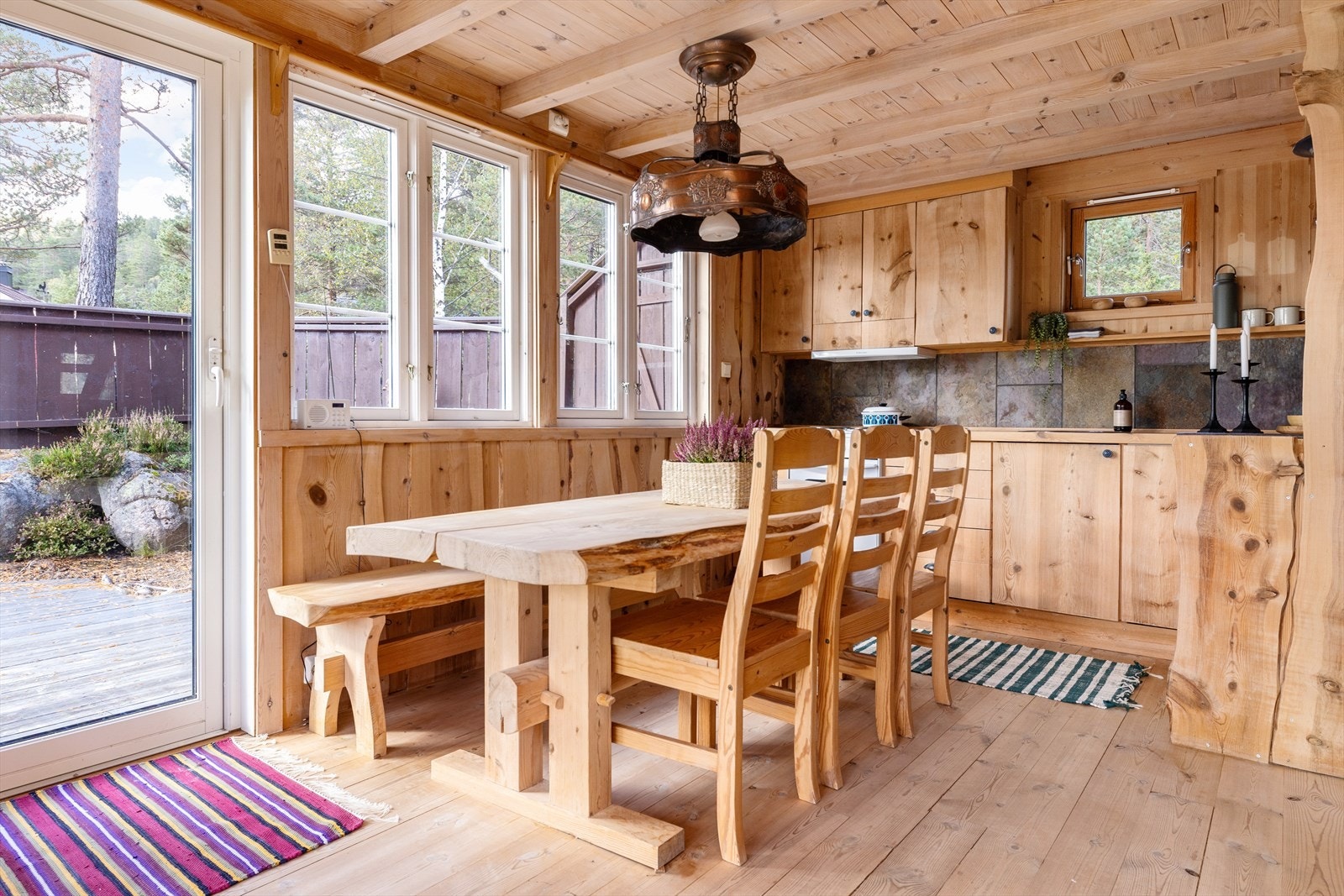 Lyst og innbydende spiseplass med store vinduer som gir flott utsikt til naturen utenfor. Perfekt for hyggelige måltider. Galleribilde