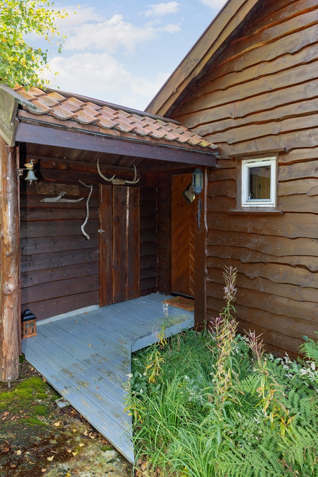 Sjarmerende inngangsparti med overbygg og rustikke detaljer. Galleribilde