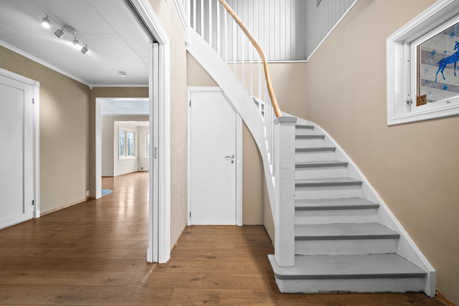 Boligen strekker seg over 2 plan, i tillegg til grovkjeller med potensiale Galleribilde