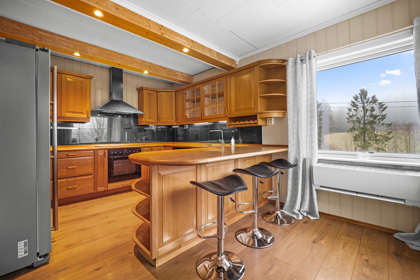 Kjøkkenet er fra 2011 og har godt med skap- og benkeplass Galleribilde