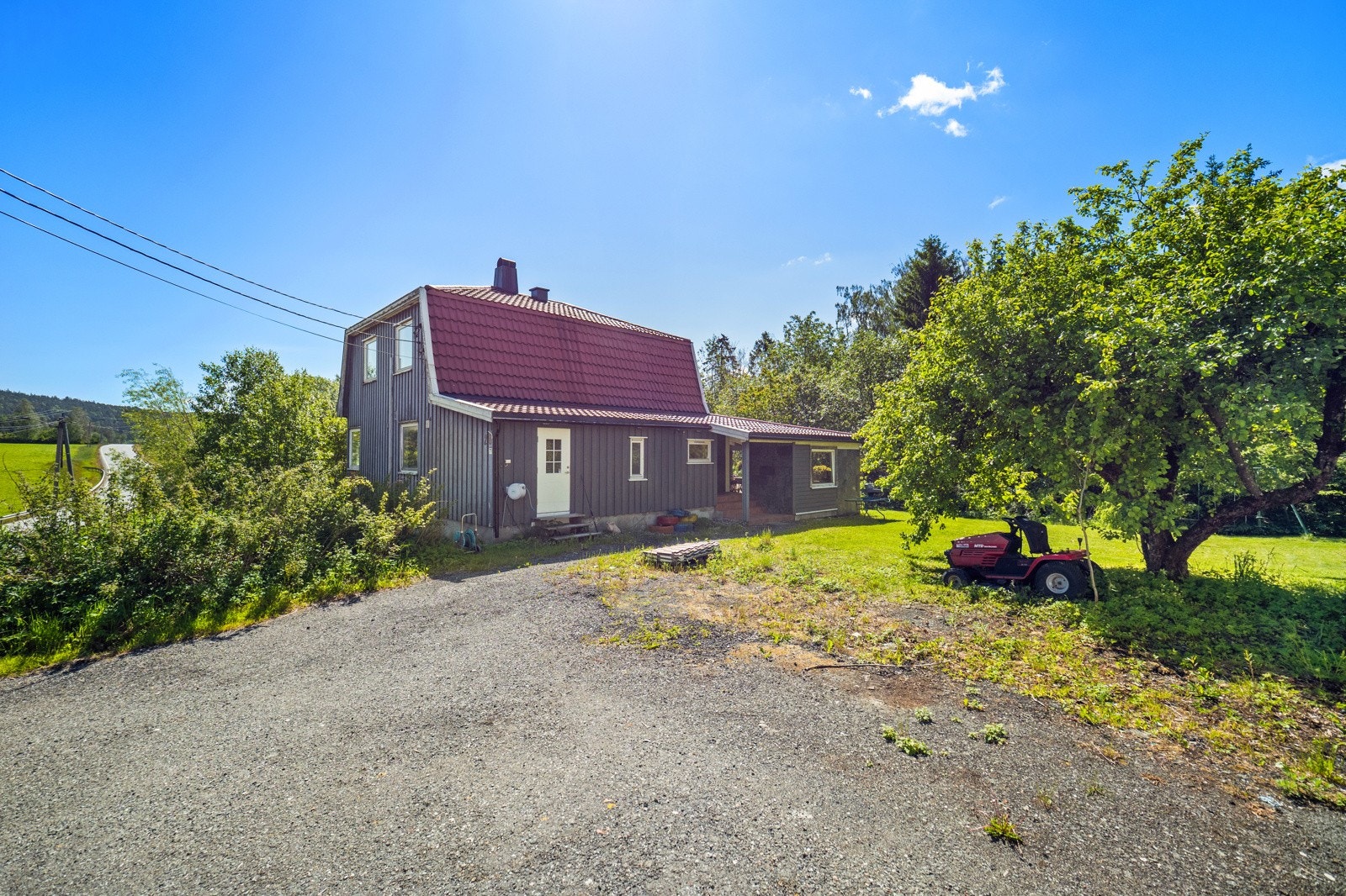 Romslig gårdsplass med god plass til parkering Galleribilde