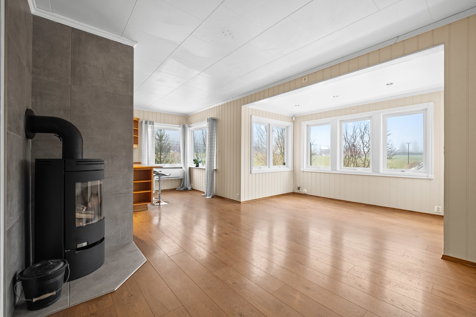 Peisovn og varmepumpe sørger for en lun og god varme på vinterstid Galleribilde