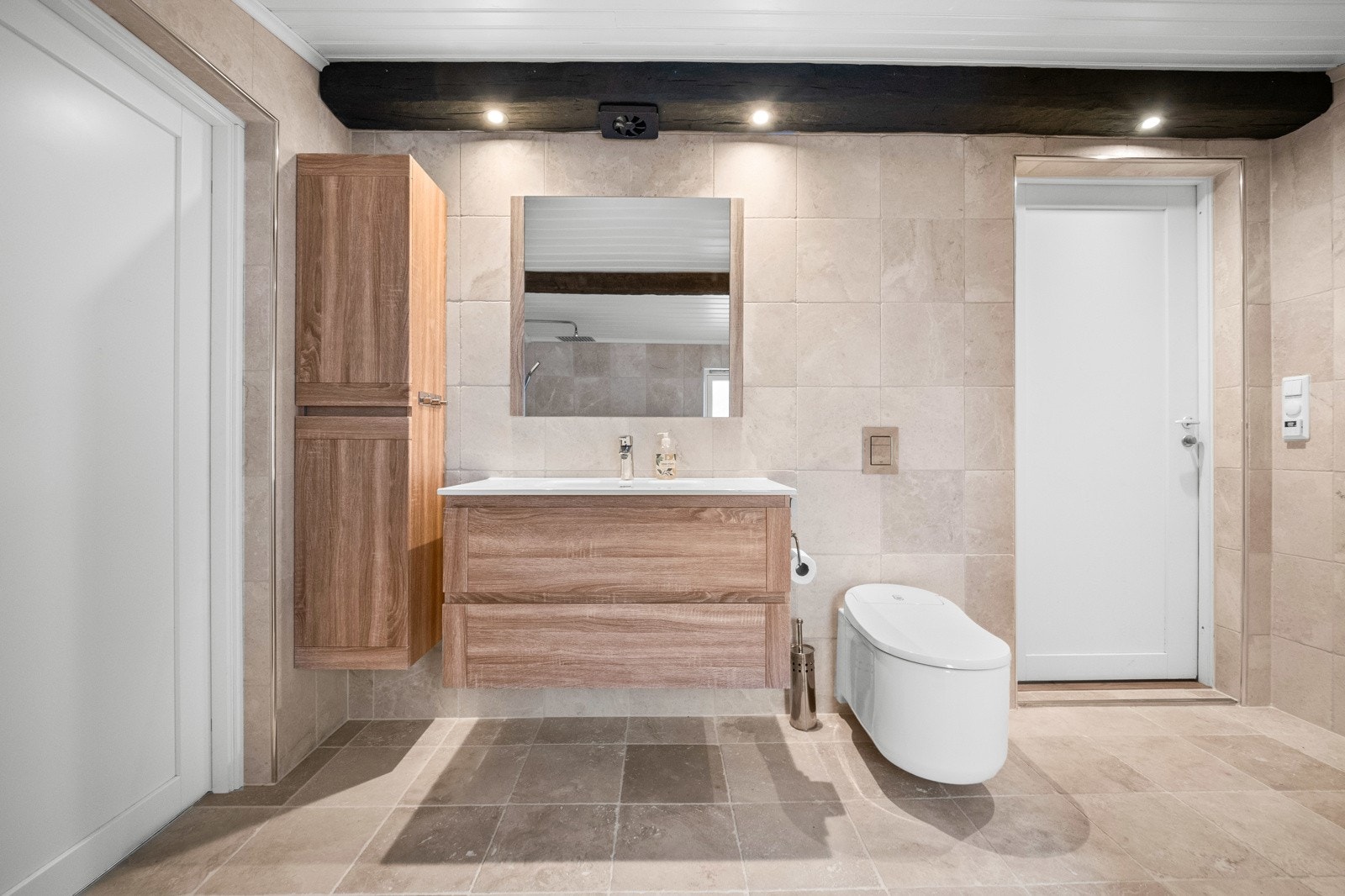 Delikat flislagt bad med varme i gulvet Galleribilde