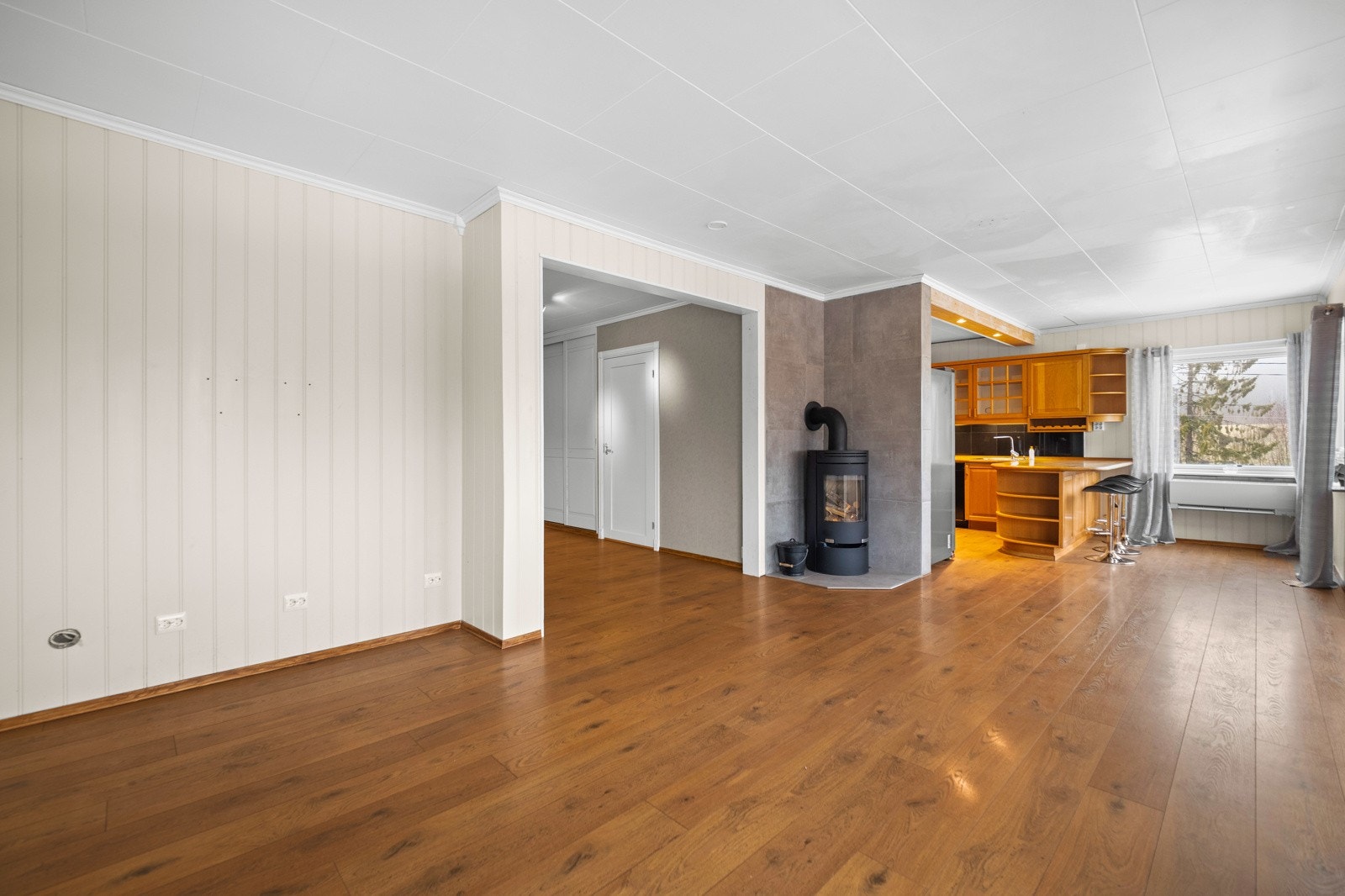 Delvis åpen løsning mellom stuen og kjøkkenet Galleribilde