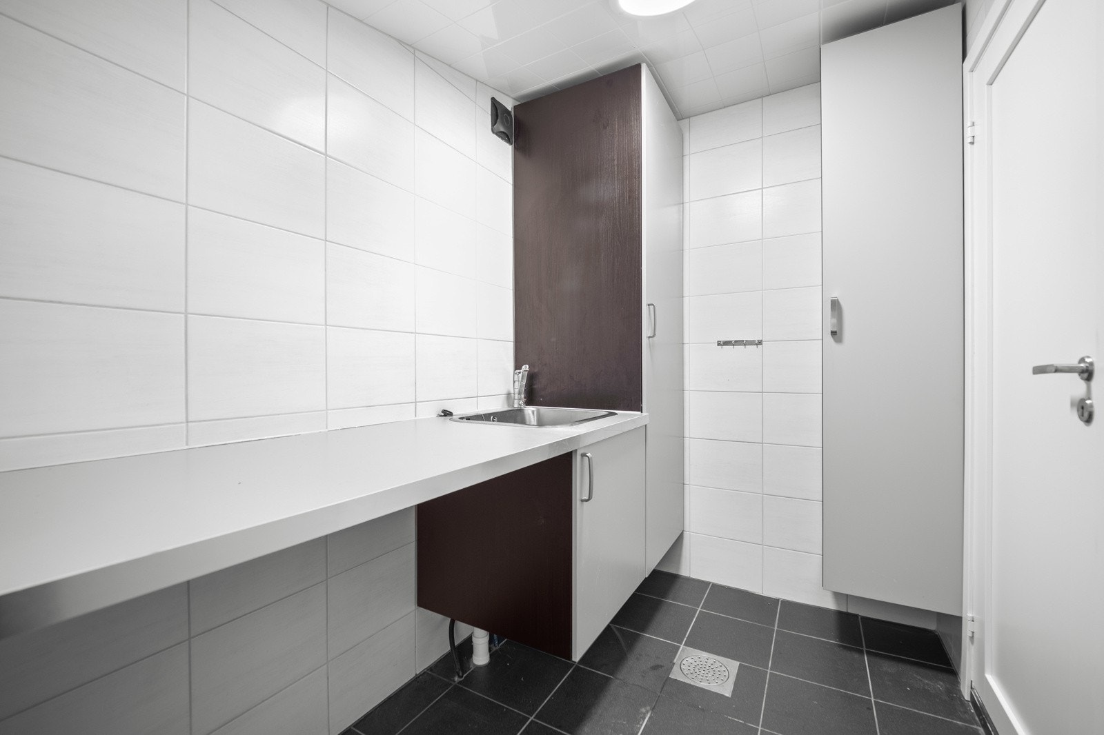 Vaskerommet ligger videre inn fra badet, og er fra 2018 Galleribilde