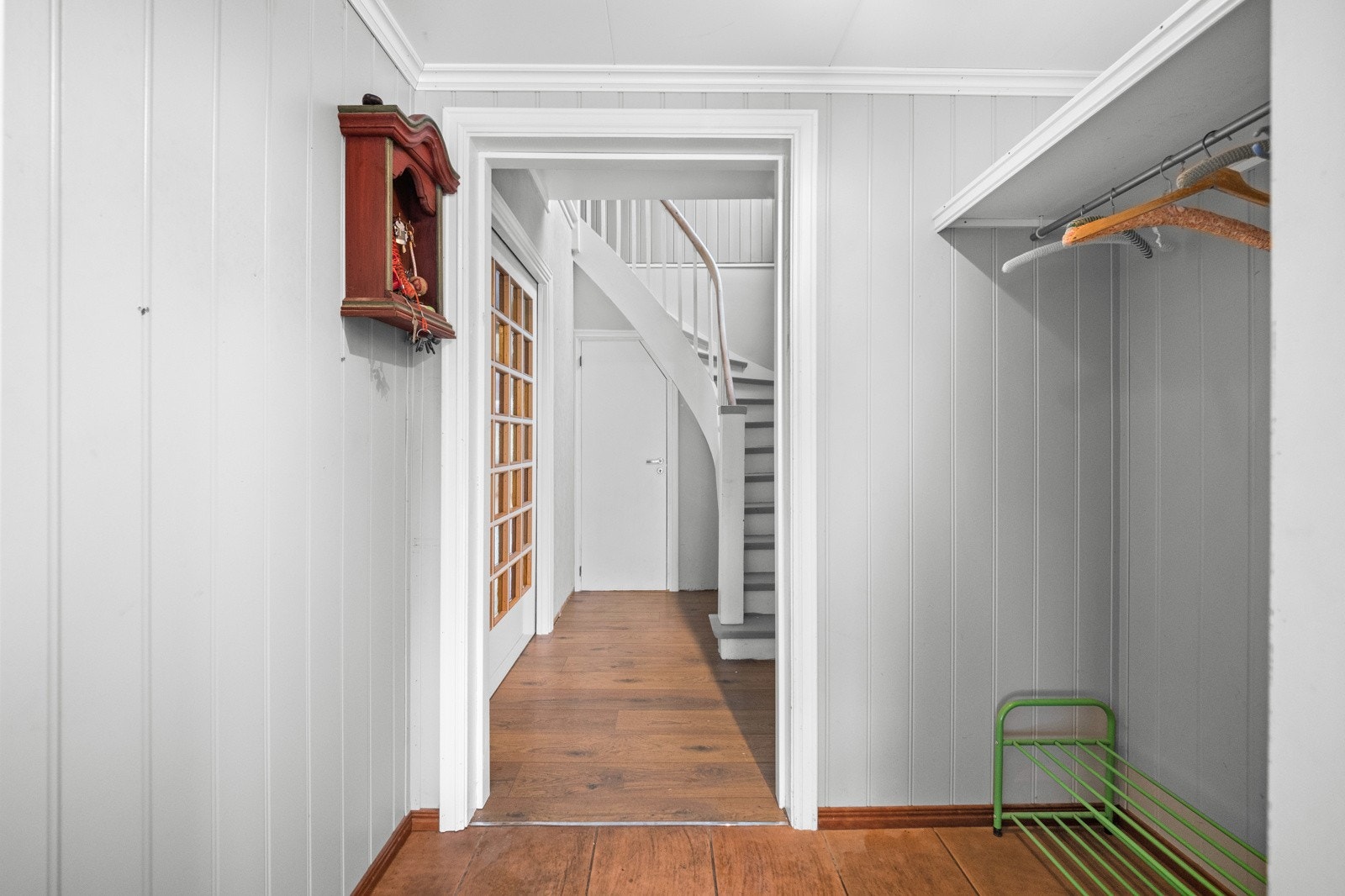 Velkommen inn! Entré med varme i gulvet, samt plass til oppbevaring av yttertøy og sko Galleribilde