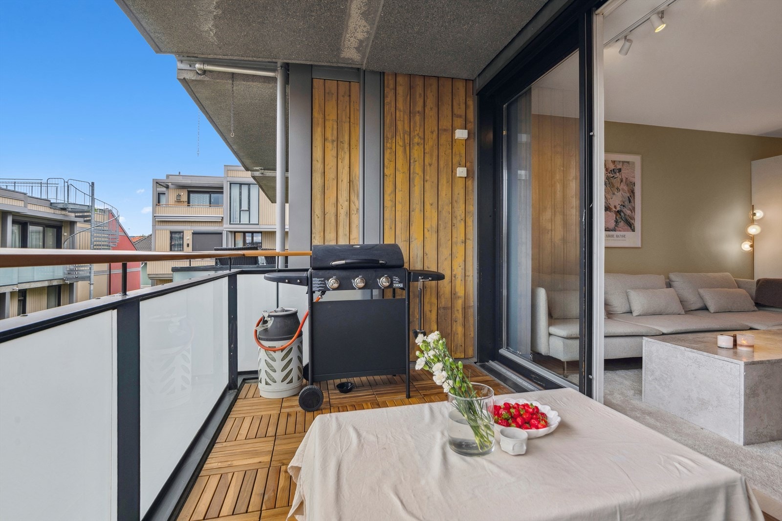 Her er det god plass til utemøbler og gassgrill. Galleribilde