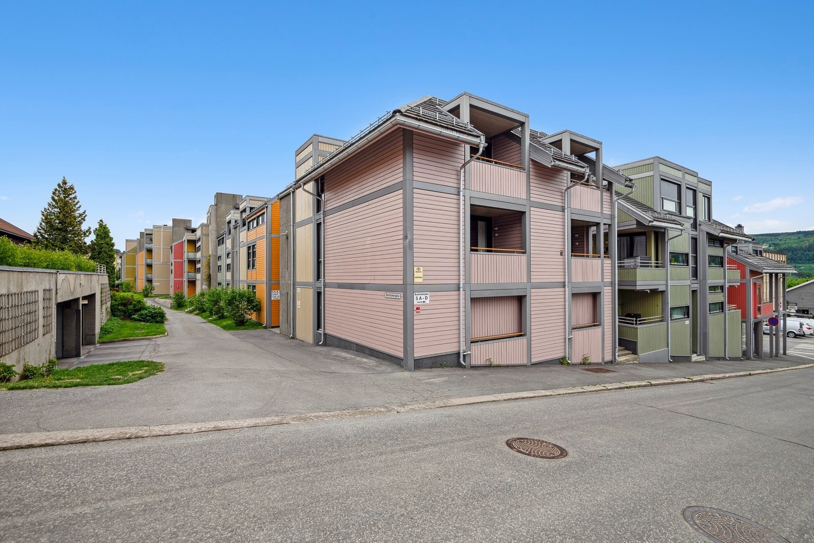 Innkjøring til lukket garasjeanlegg fra Løkkegata. Galleribilde