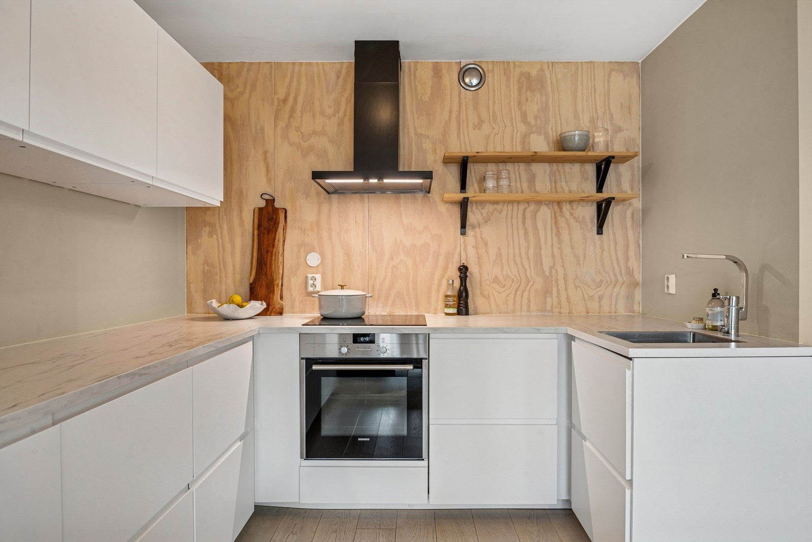 Kjøkkeninnredningen fra 2018 er moderne og tidløst utført med lyse, glatte fronter og laminat benkeplate med nedfelt kjøkkenkum. Galleribilde