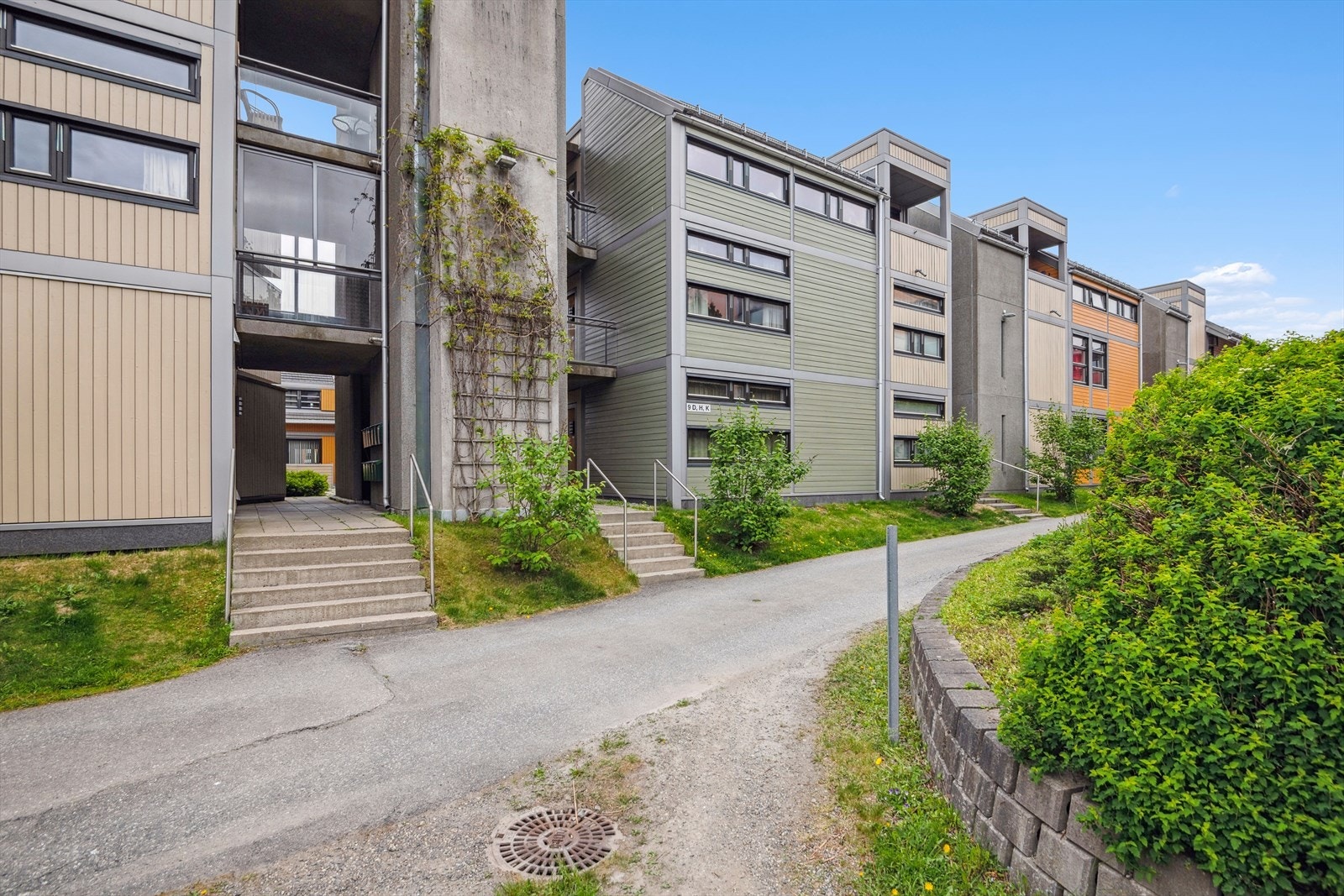 Det er adkomst til leiligheten fra både Storgata og Løkkegata. Her fra baksiden av bygget. Galleribilde