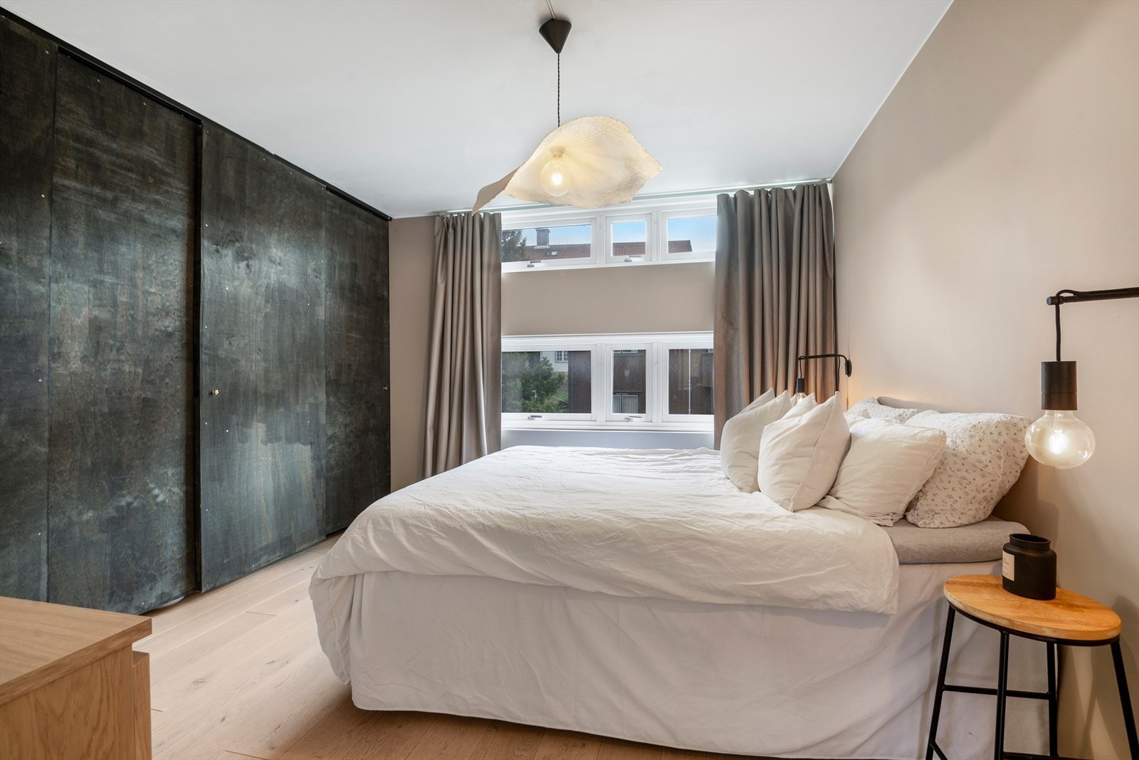 Svært lyst og romslig soverom. Galleribilde