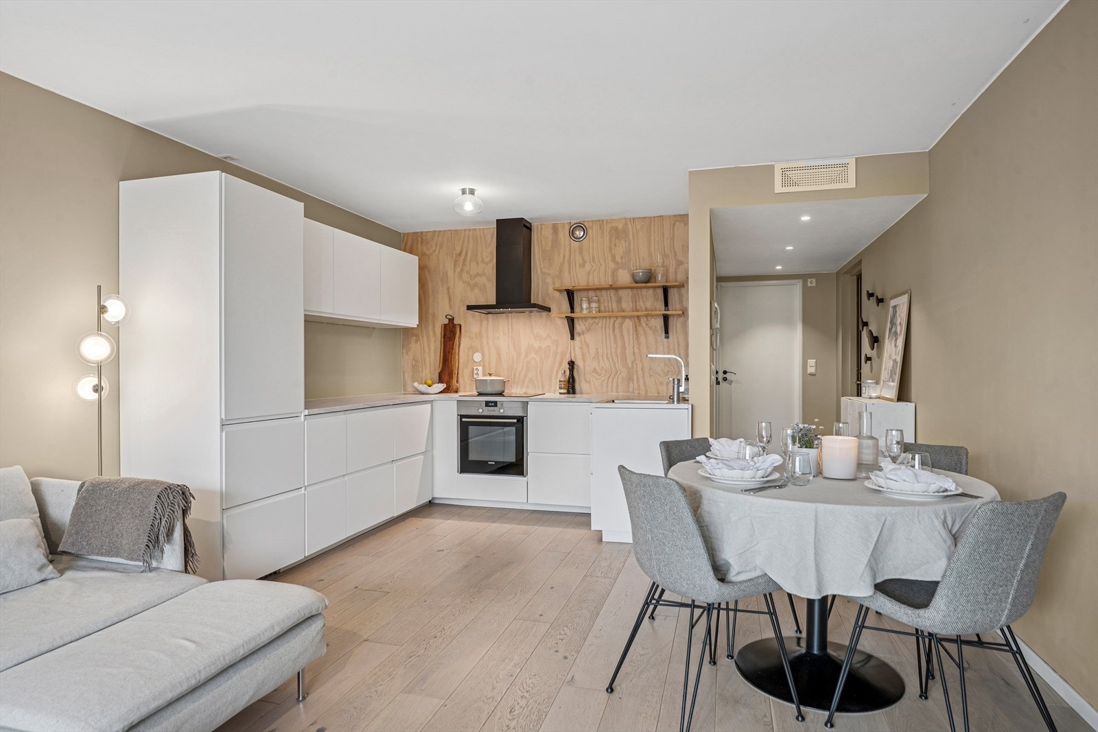 Kjøkkenet ligger i sosial, åpen løsning med stuen. Galleribilde