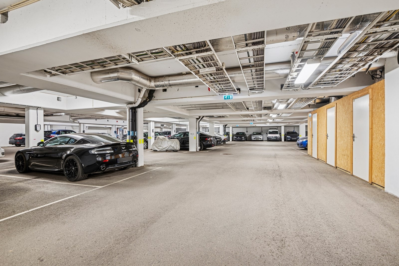 Leiligheten disponerer en parkeringsplass med mulighet til å koble til elbillader. Galleribilde