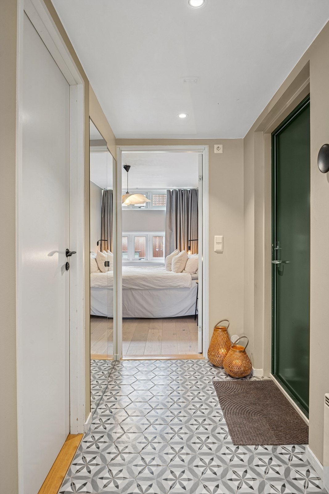 Gangen har oppbevaringsplass i garderobeskap med speilfronter. Galleribilde