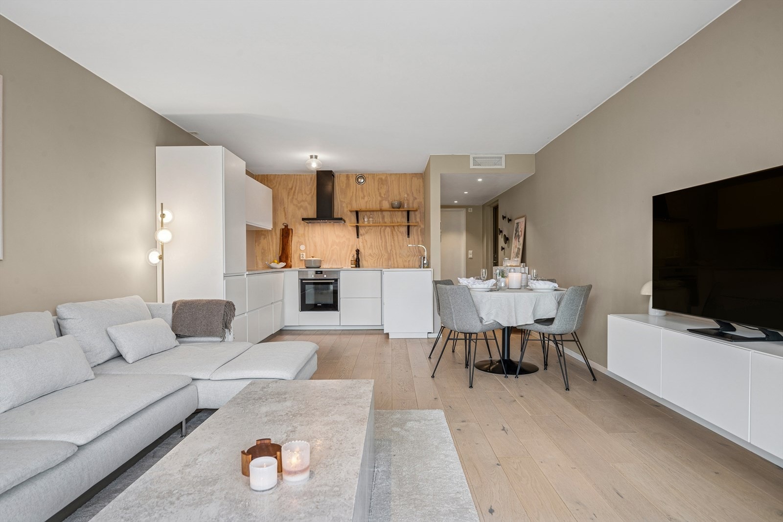 Innbydende stue med plass til sofagruppe og annet ønsket møblement, samt spisebord. Galleribilde