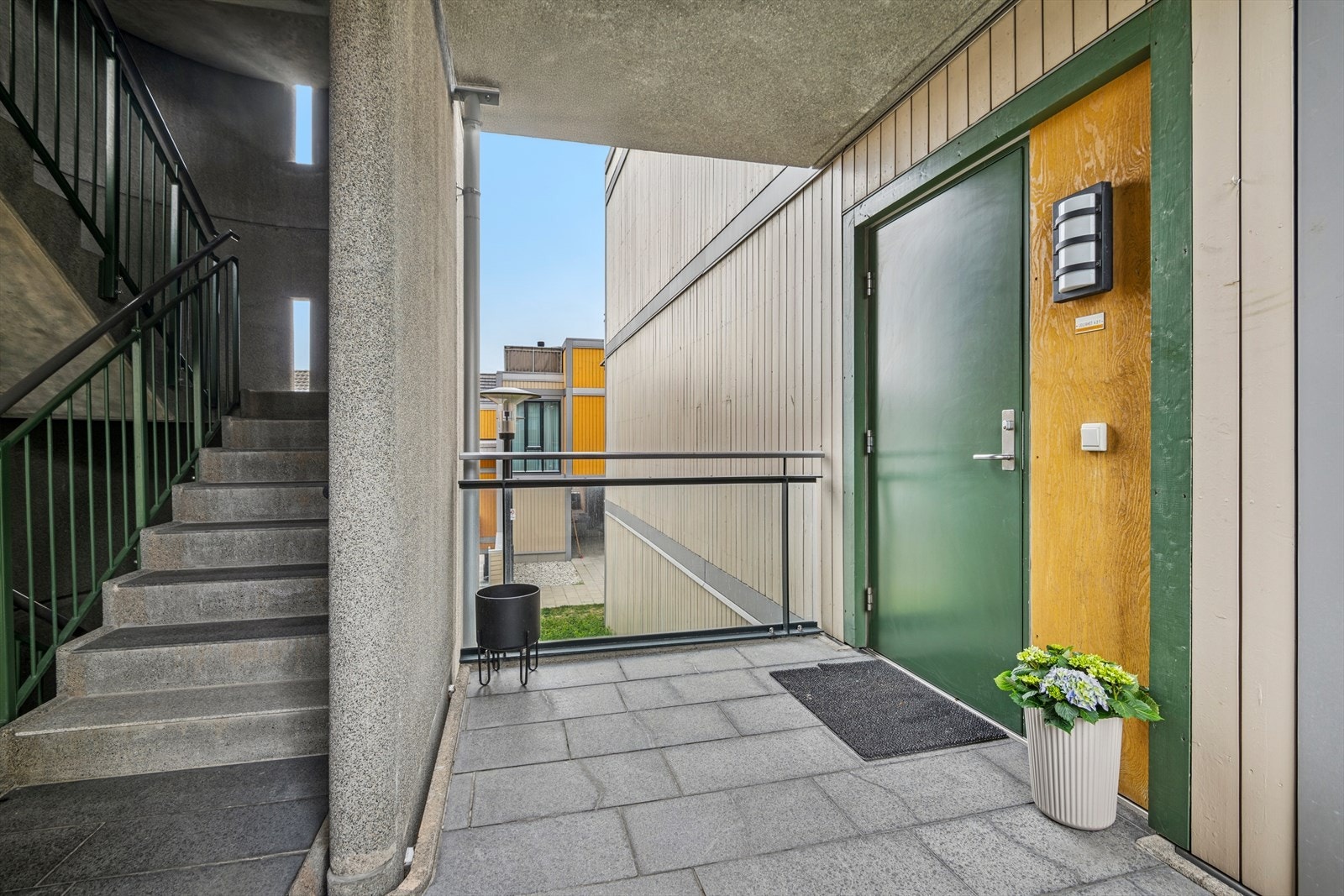 Leiligheten har adkomst til etasjeplan via heis eller trapper. Galleribilde