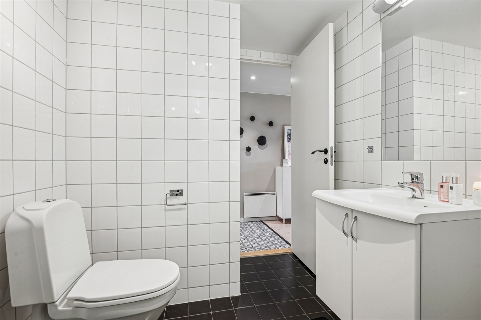 Pen, flislagt bad med behagelig gulvvarme og opplegg for vaskemaskin. Galleribilde