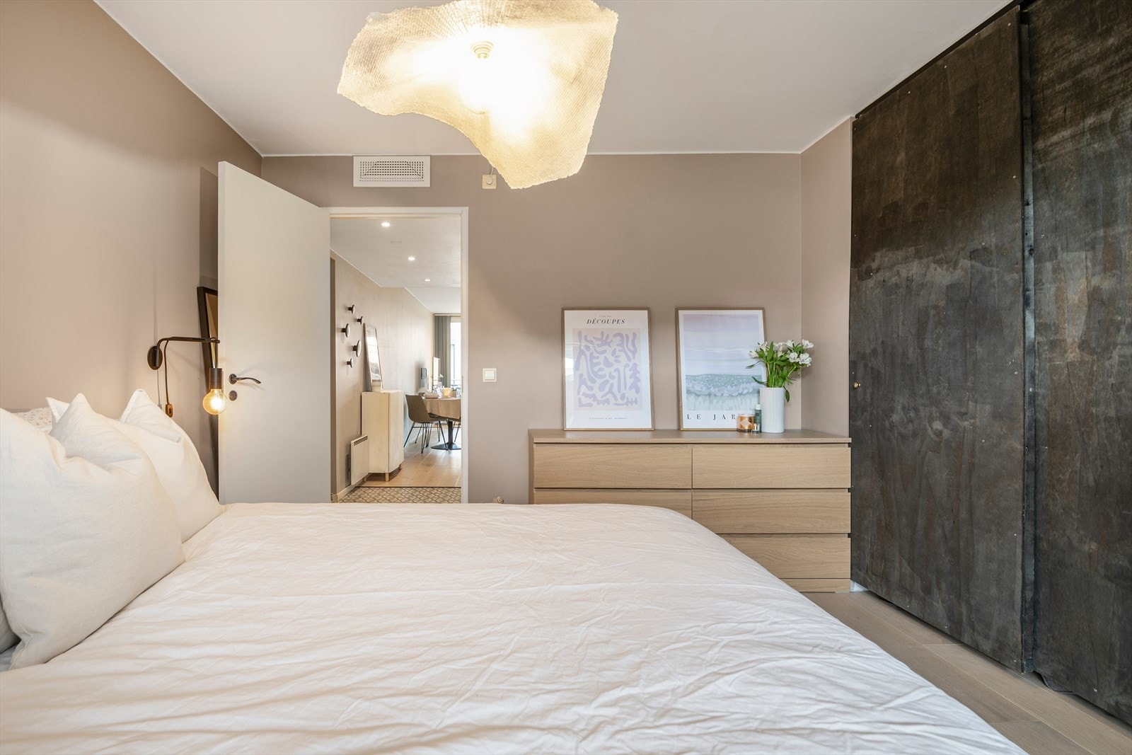 Oppbevaringsplass i stor skyvedørsgarderobe. Galleribilde