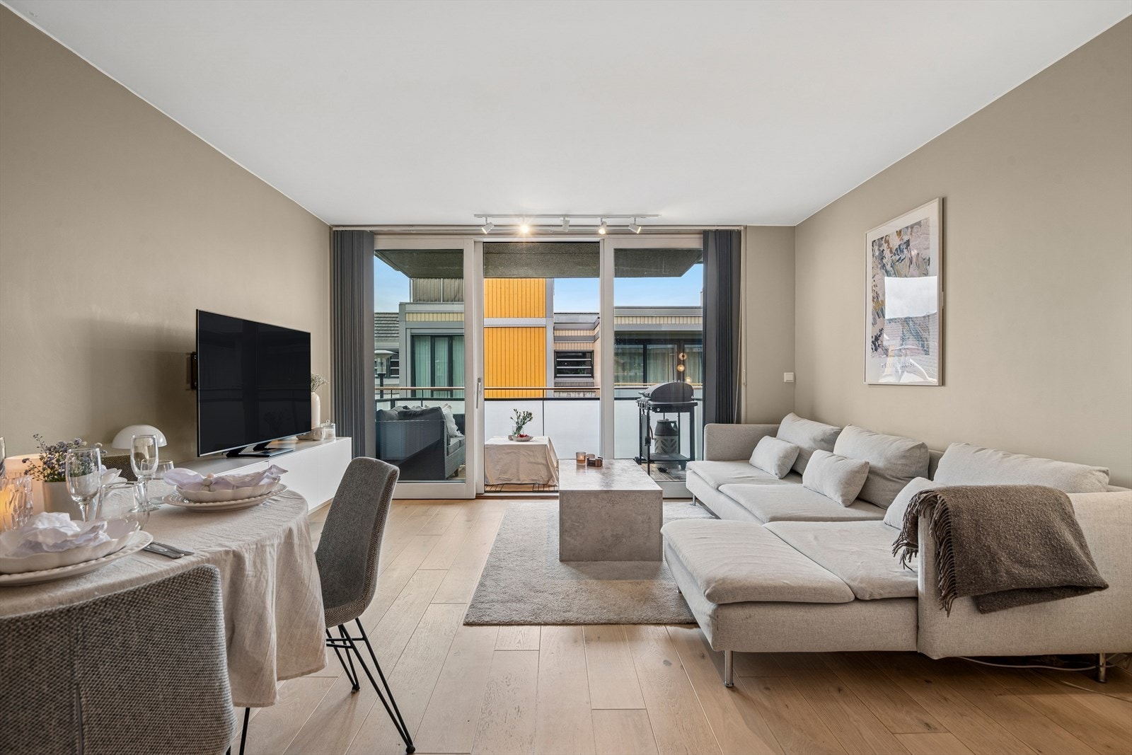 Leiligheten holder en pen standard med nyere gulv, malte vegger og kjøkken fra 2018. Galleribilde