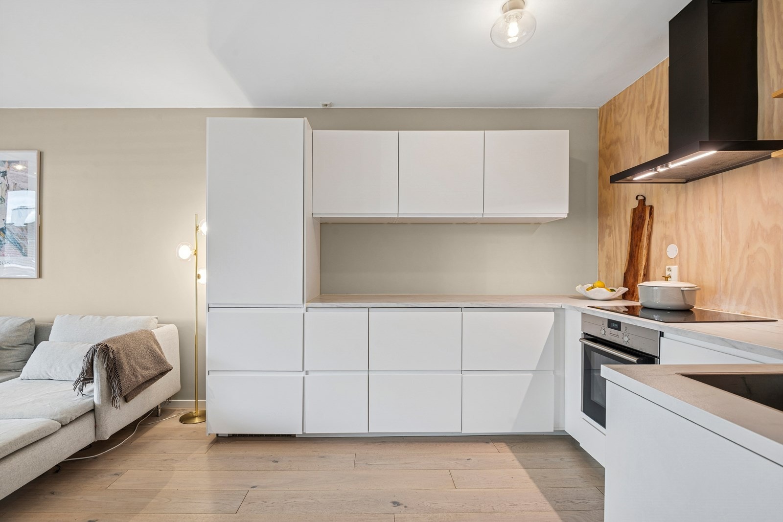 Innredningen tilbyr godt med lagringsløsninger gjennom mange skap og skuffer, samt god benkeplass. Galleribilde