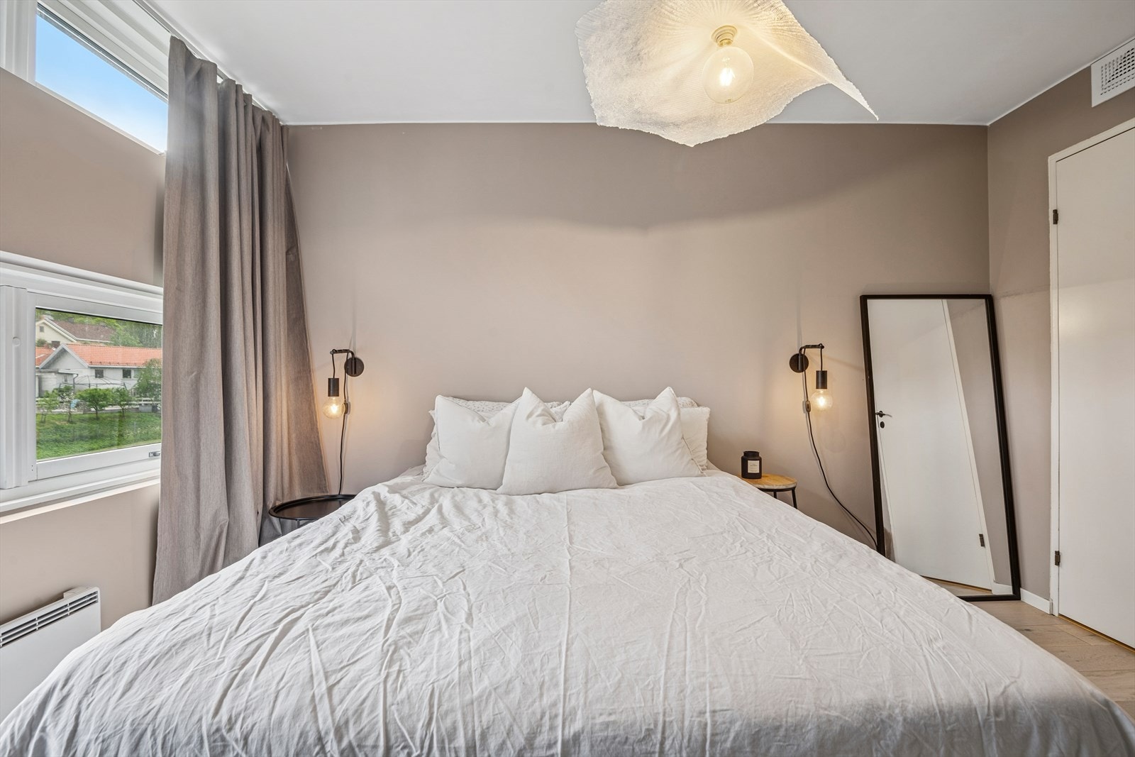 Her er det god plass til seng og tilhørende møblement slik som nattbord og kommode. Galleribilde