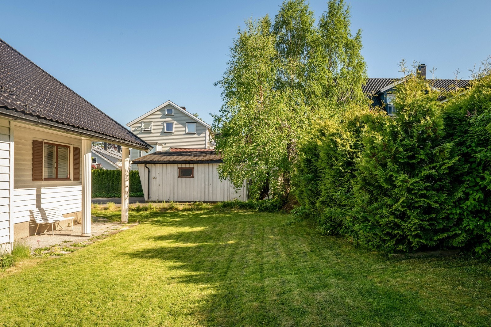 Romslig og frodig hage Galleribilde