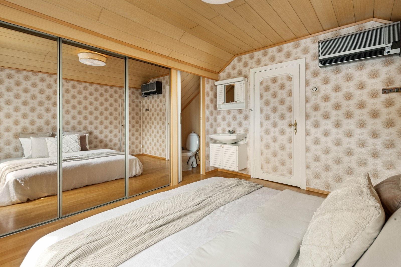 Stor garderobeløsning på hovedsoverom Galleribilde