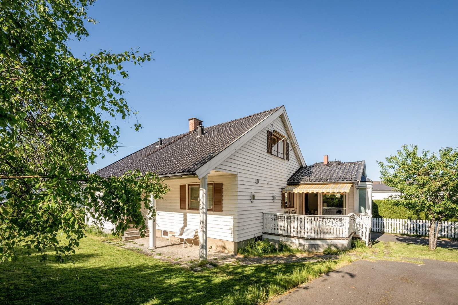 Eiendommen ligger tilbaketrukket fra vei med egen hage Galleribilde