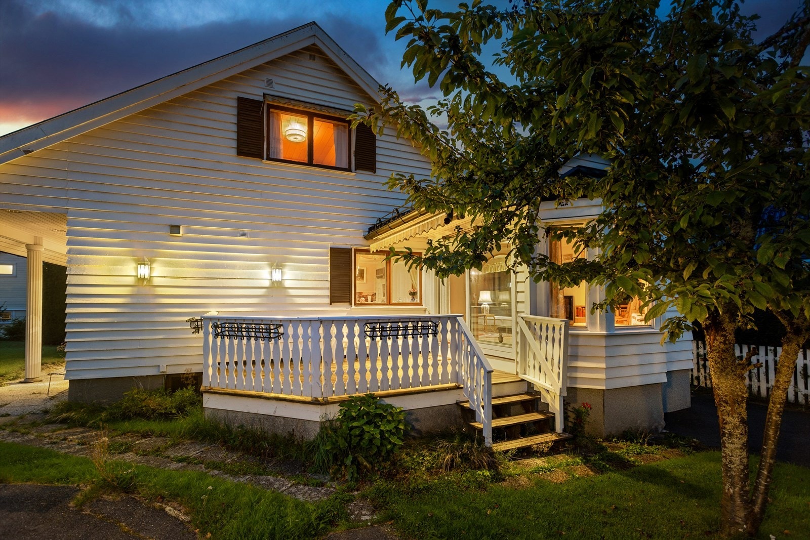 Terrassen er på 12 kvm. Det er trapp ned til hage Galleribilde