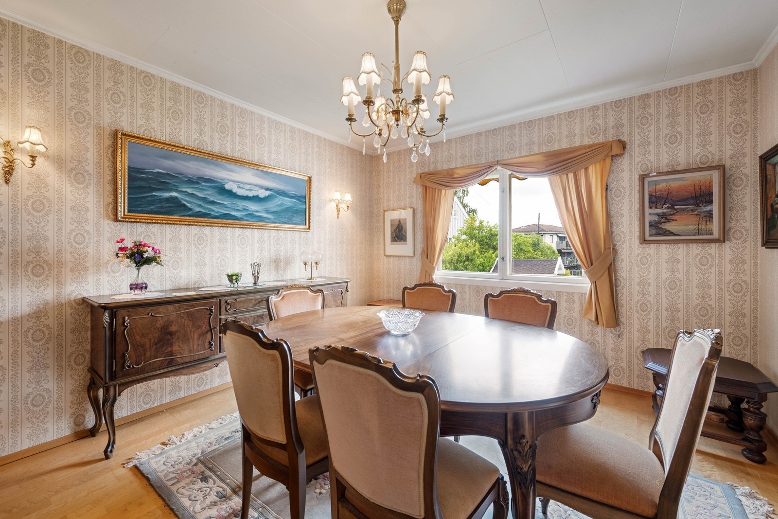 Spisestue med god plass til langbord Galleribilde