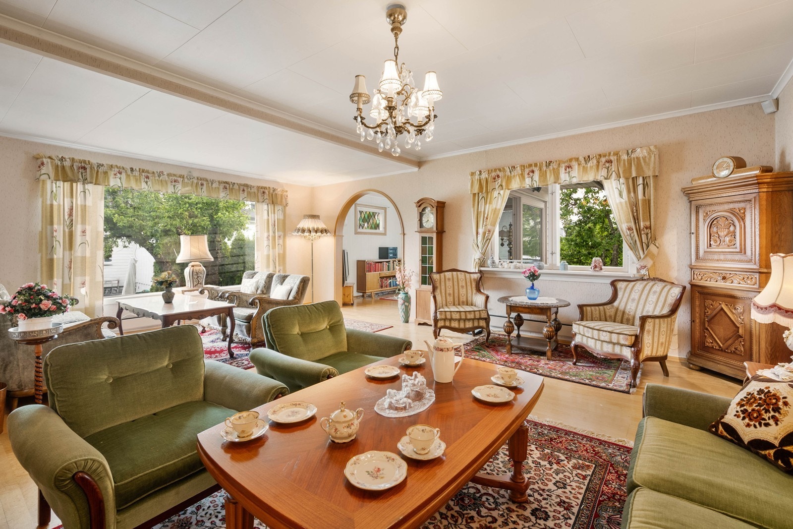 Romslig og luftig hovedetasje Galleribilde