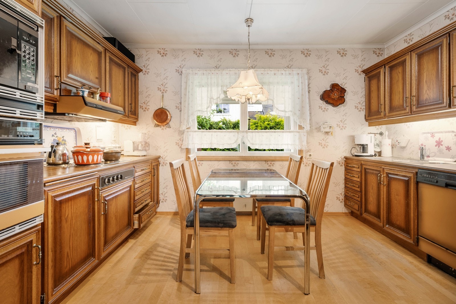 Hyggelig kjøkken i separat rom Galleribilde