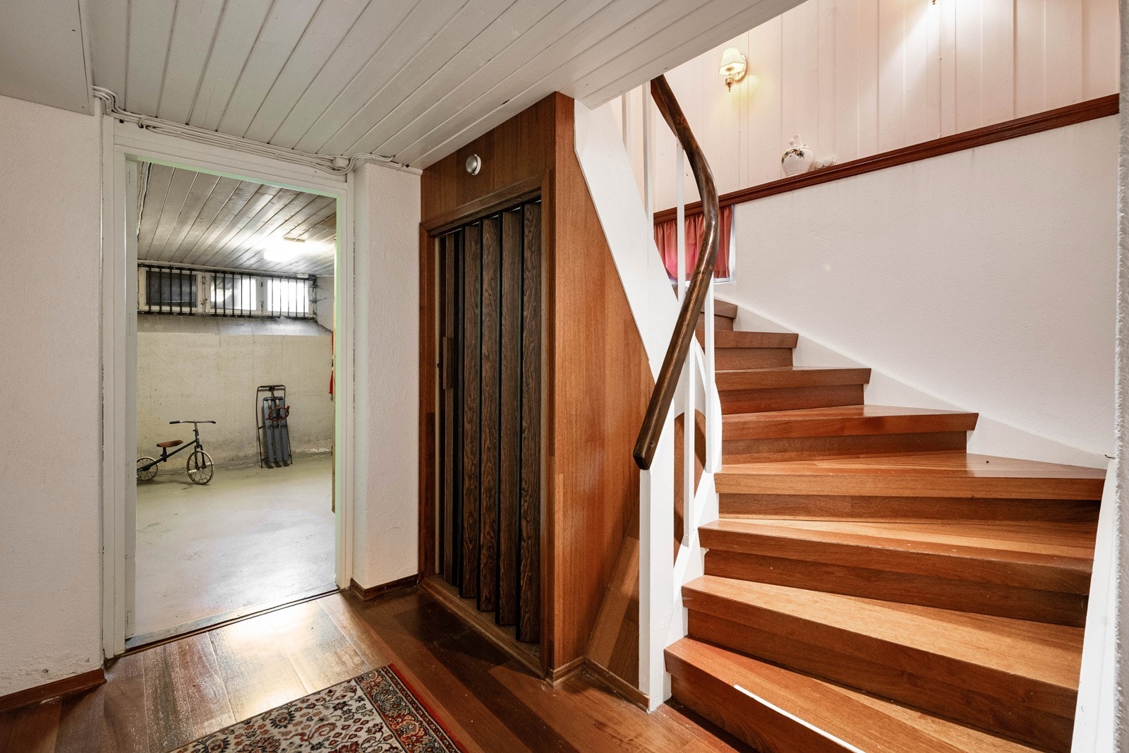 Trapp ned til kjeller. Galleribilde