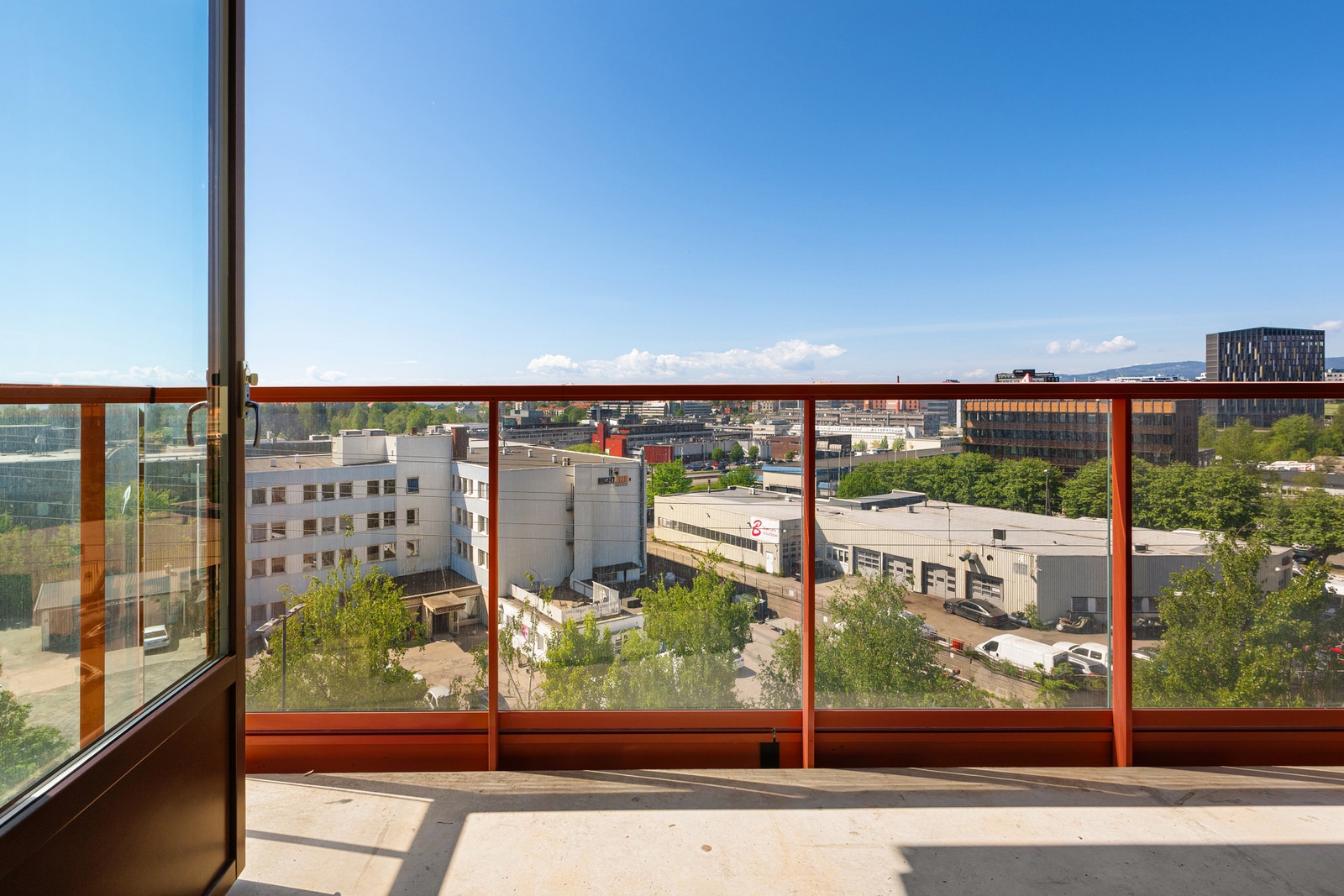 Solrik balkong med flott utsikt og god plass til utemøbler Galleribilde