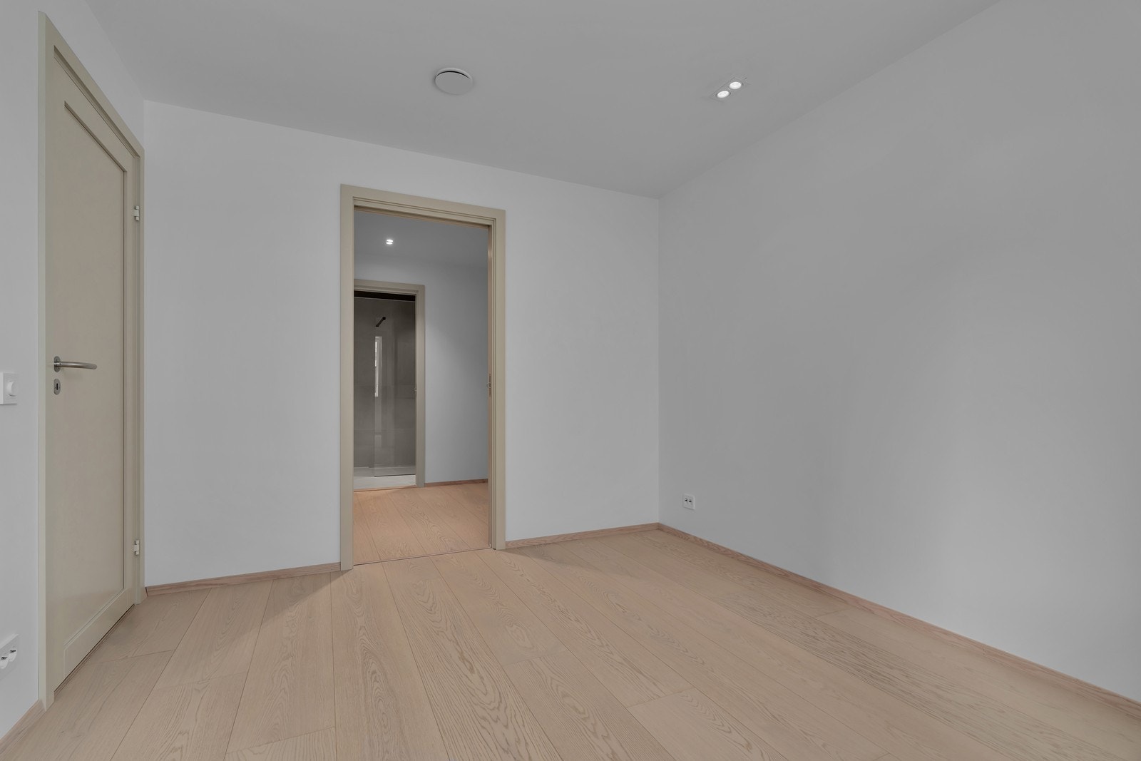 Direkte inngang til walk-in garderobe. Galleribilde