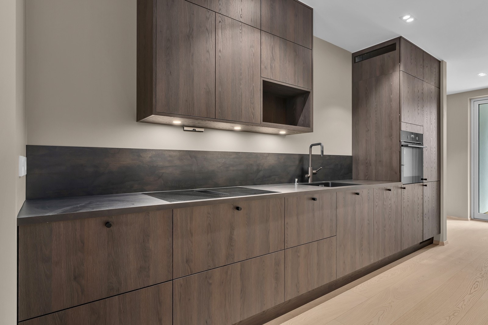 Mye oppbevaringsplass på kjøkken og praktisk belysning over kjøkkenbenk. Galleribilde