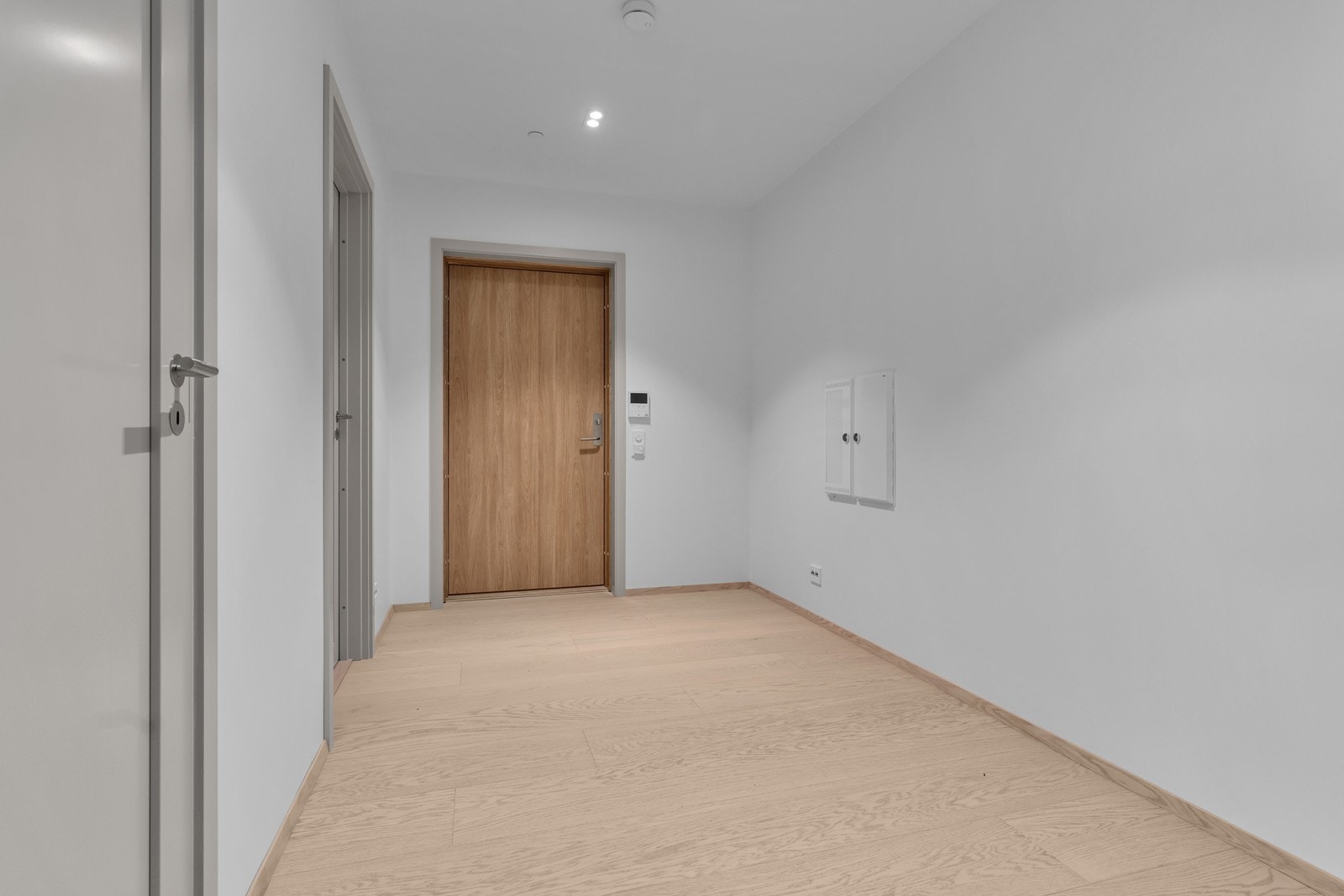 Romslig inngangsparti med mulighet for oppbevaringsplass. Galleribilde