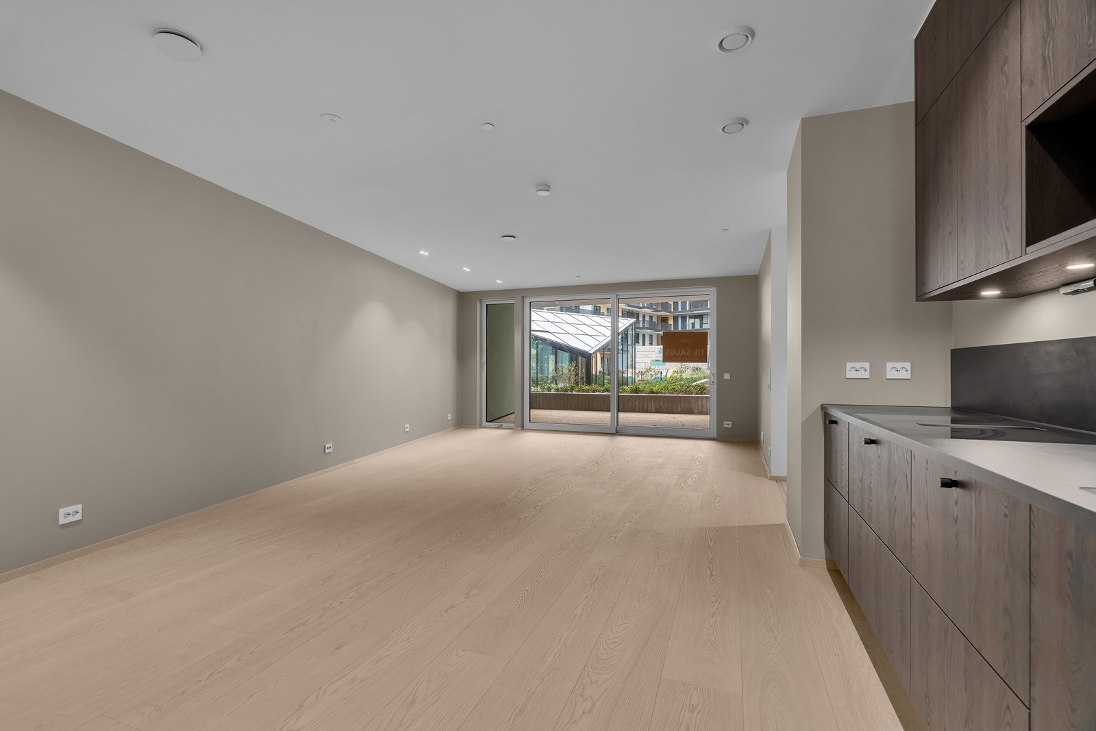 Store vindusflater som slipper inn naturlig sollys. Galleribilde