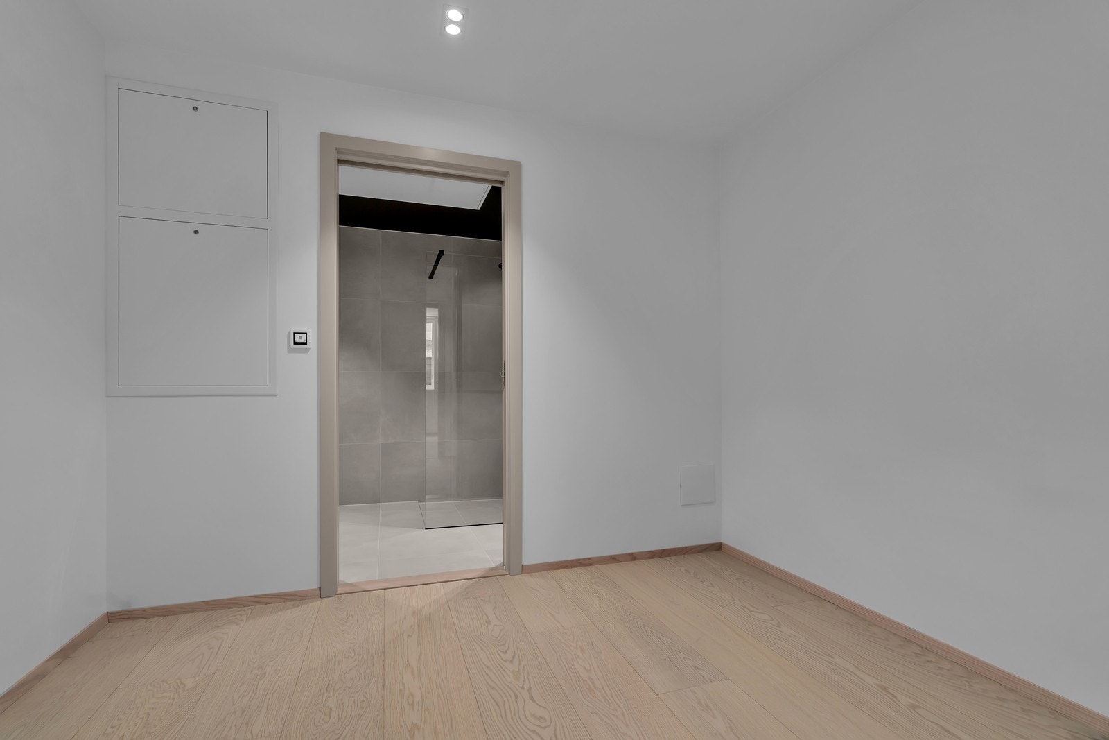 Walk-in garderobe tilknyttet hoved soverom og eget bad. Galleribilde