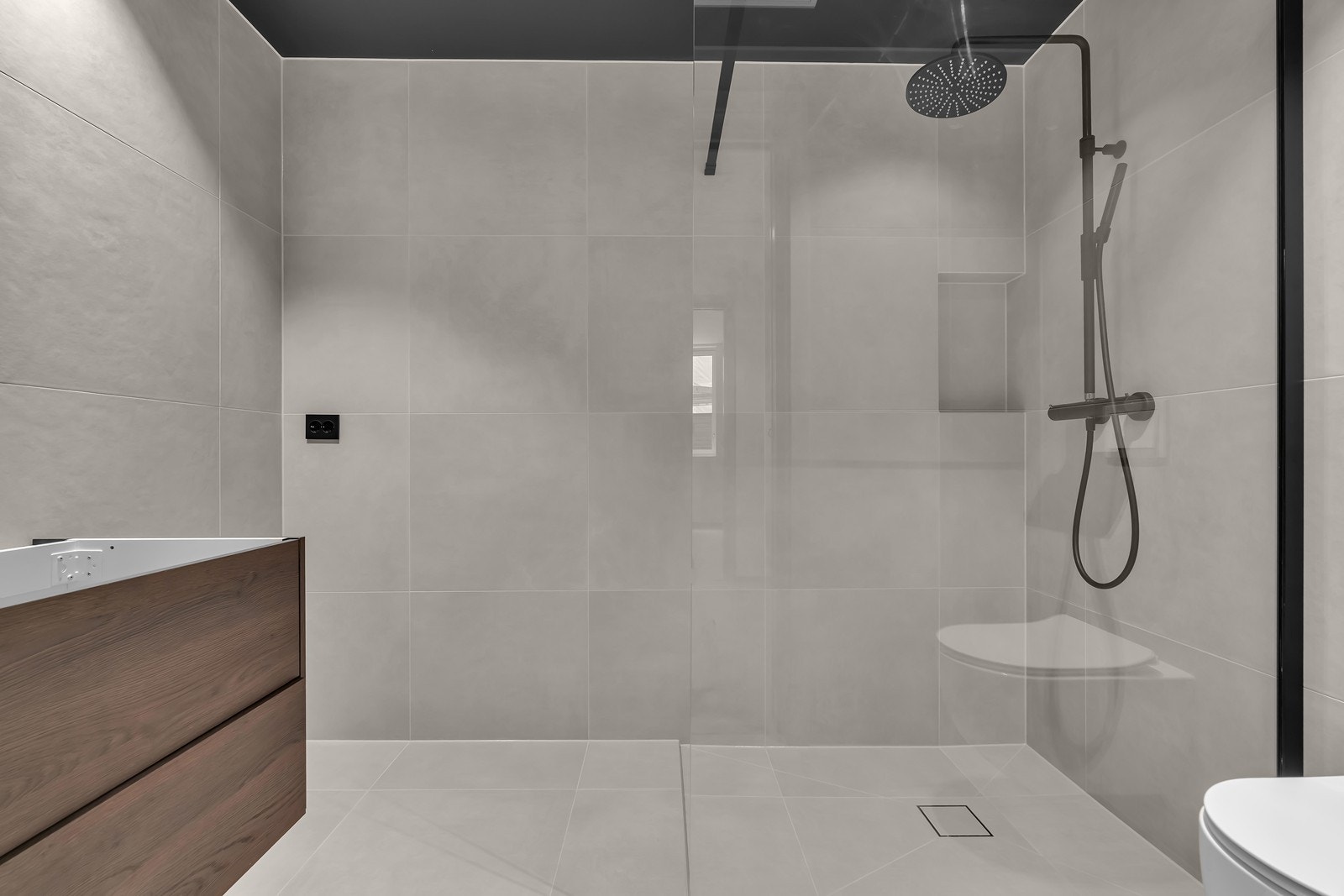 Fliselagt bad. Baderomsinnredningen leveres komplett Galleribilde