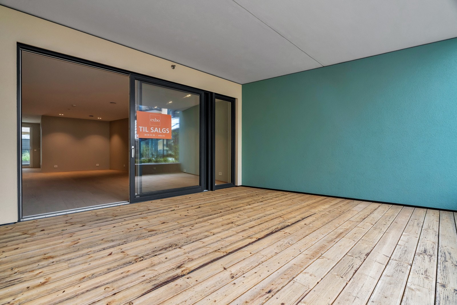 Romslig terrasse med overbygg skaper en lun og tørr ute-sone Galleribilde