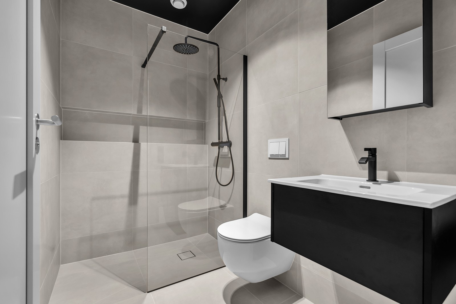 Moderne flisebelagt bad. Galleribilde