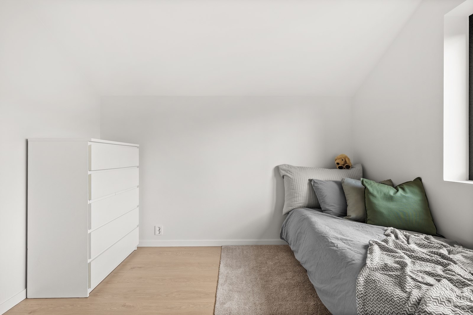 Rommet egner seg godt som barnerom, gjesterom eller eventuelt hjemmekontor, avhengig av familiens behov. Galleribilde