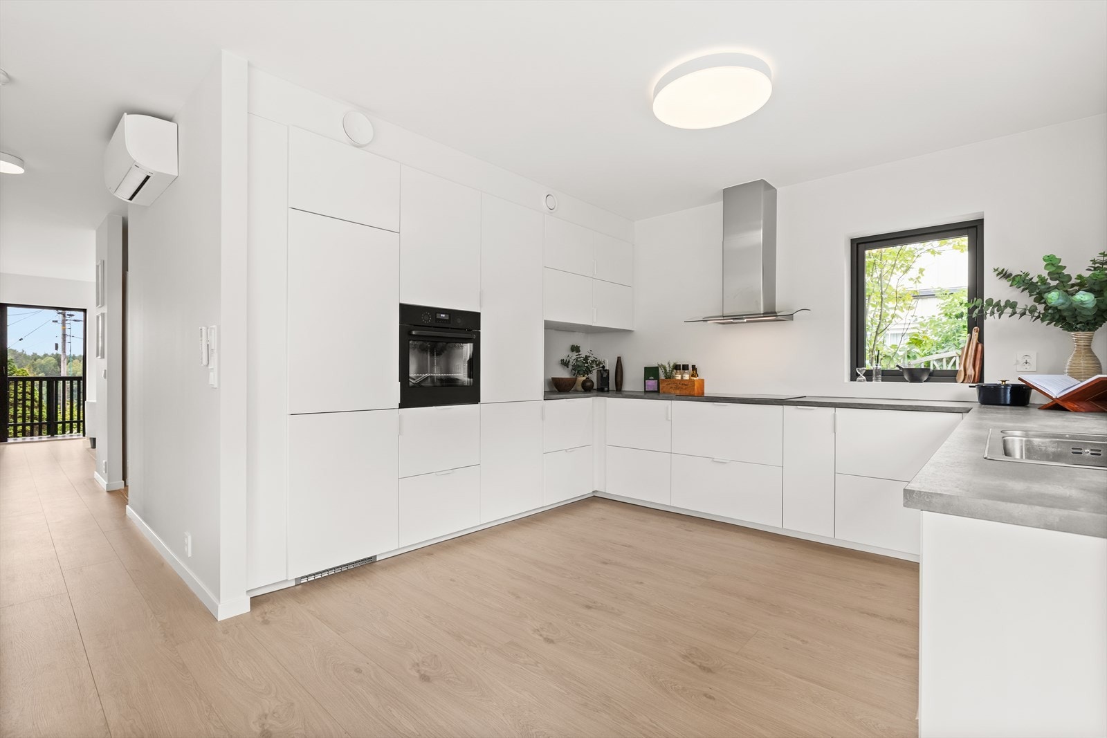 Her er det rikelig med både benkeplass og skapplass. Galleribilde