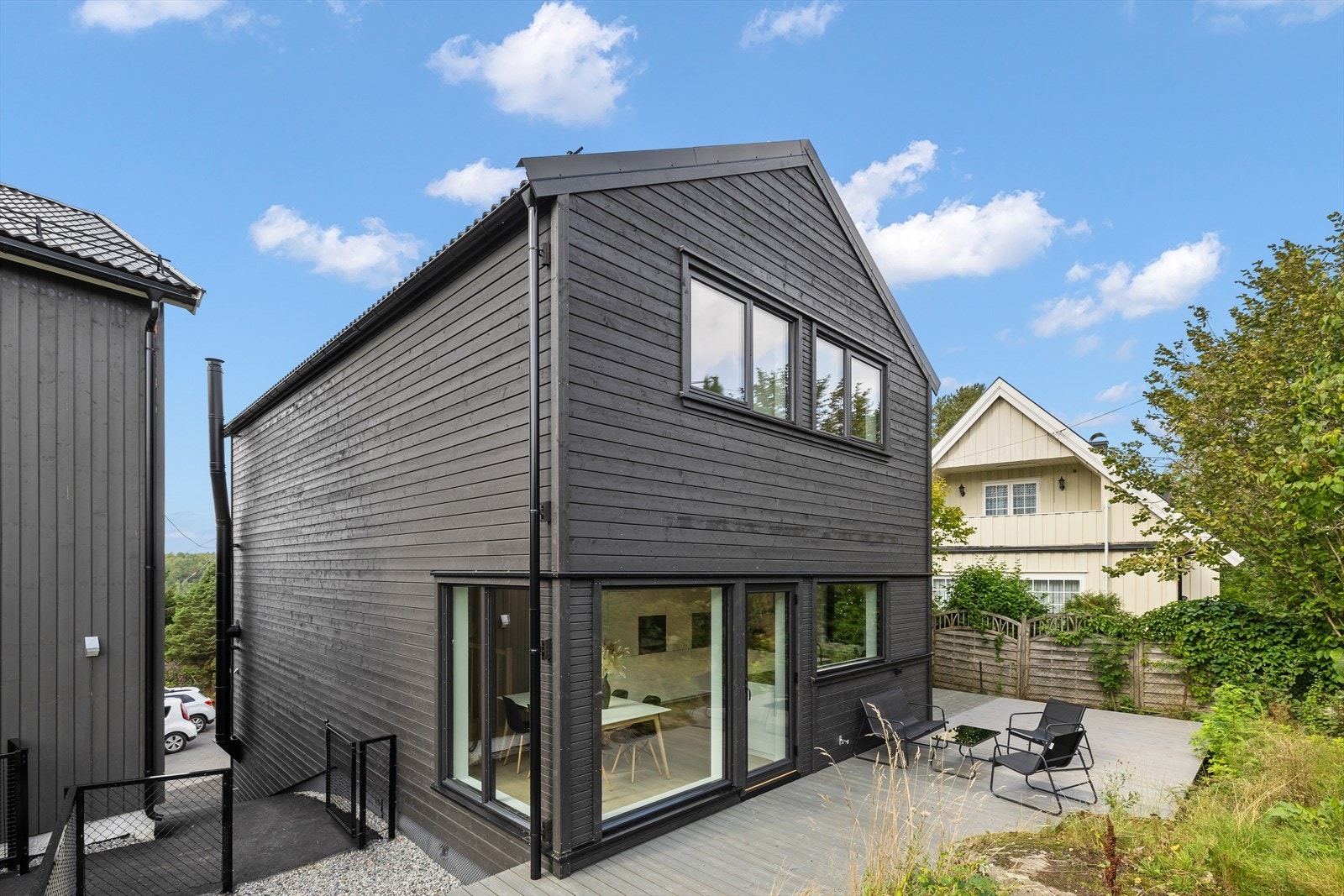 Fasaden kombinerer et tidløst uttrykk med praktiske løsninger som snøfangere på taket, solide terrasser og gode uteplasser. Galleribilde