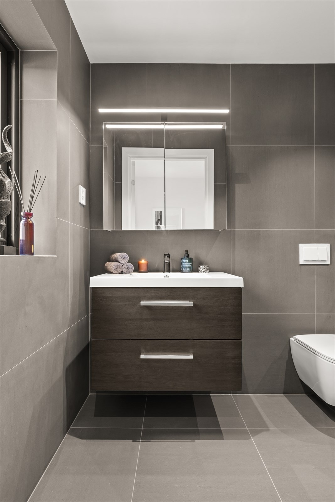 I denne etasjen befinner det seg også et praktisk baderom ved entreen, ideelt både for gjester og til daglig bruk. Galleribilde